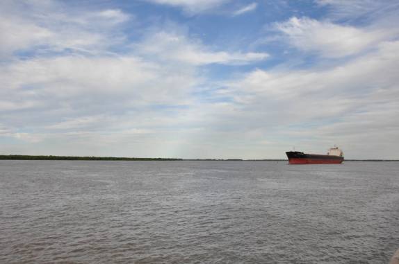 Grandes cargueiros navegam no rio Paraná em Rosário, na Argentina
